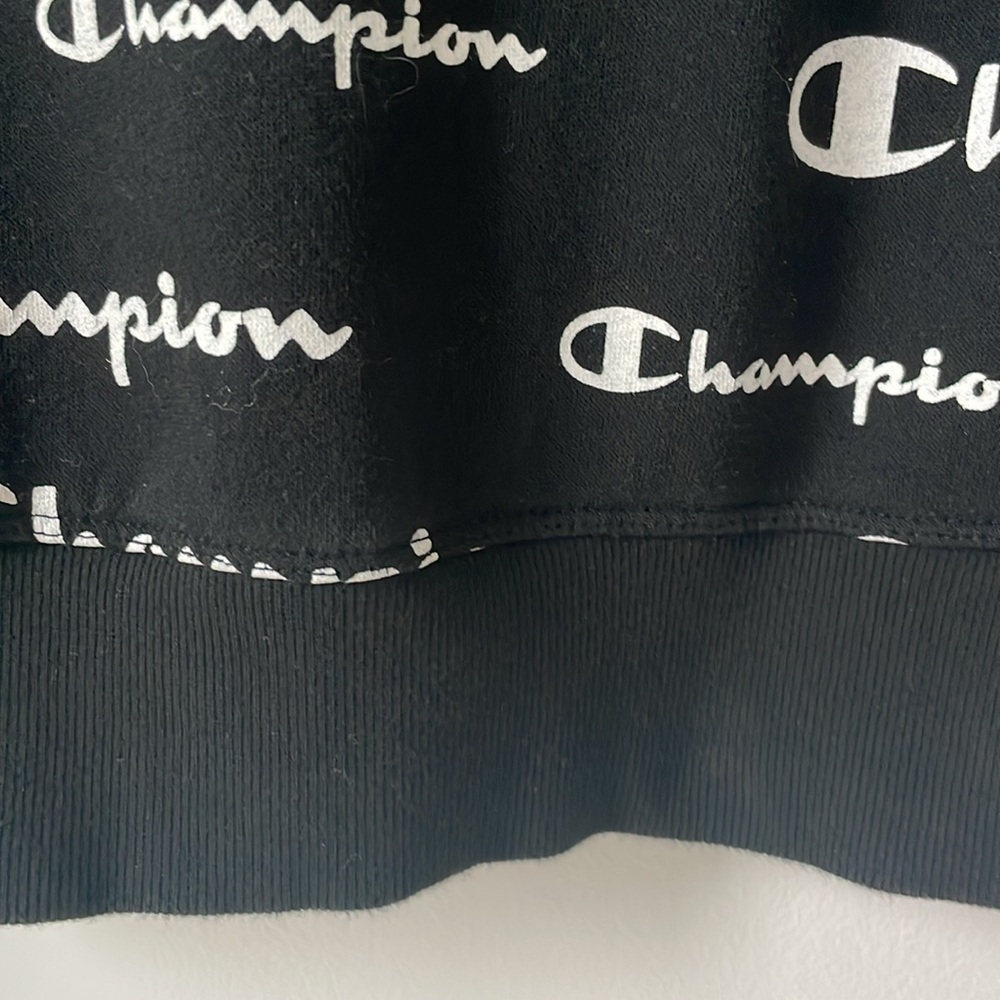 Champion size M cropped black and white sweatshirt. 72%cotton29% polyester - Picture 4 of 6